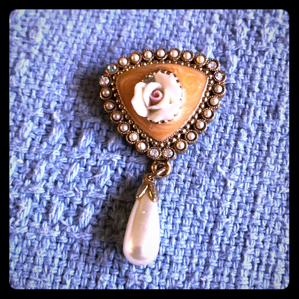 Faux cameo and porcelain rose 🌹 pin.